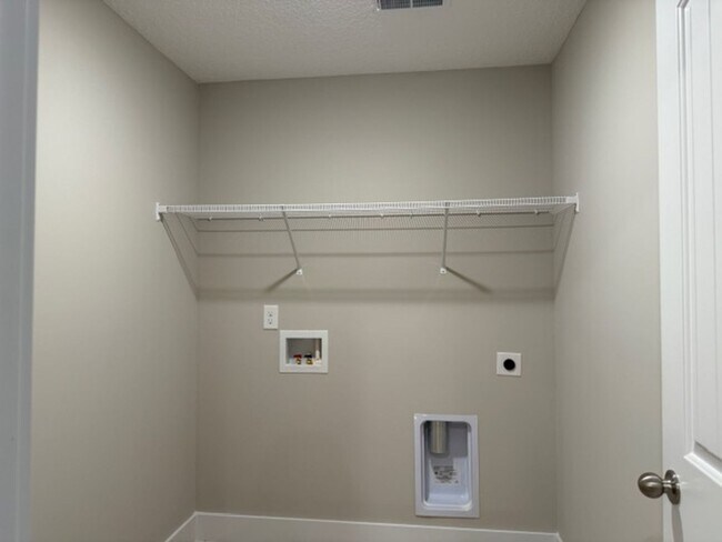 Building Photo - Maryville 37803 - 3 bedroom 2.5 bath - contact Vicki Everbach 865-679-1715