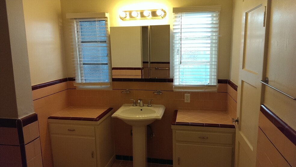 Primary Bathroom - 1226 S Longwood Ave
