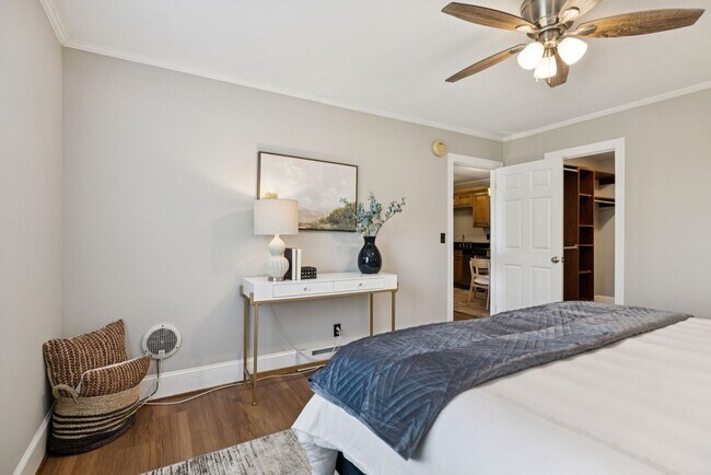 Building Photo - Walkable Location, Location, Location in G...