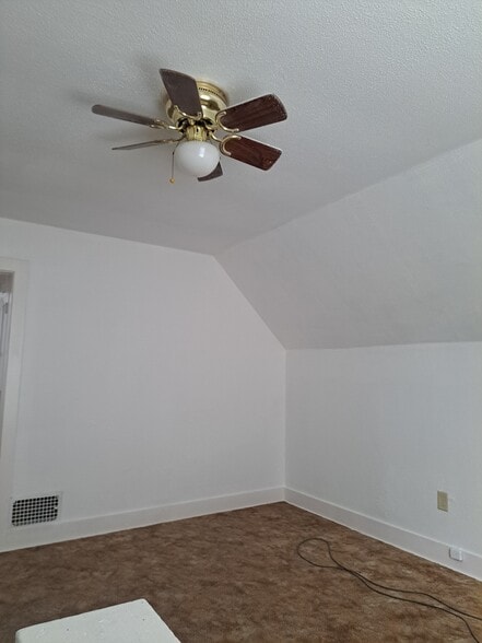 Building Photo - 915 W Thrush Ave