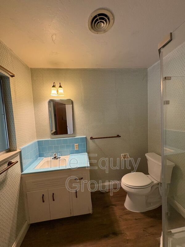 Building Photo - 542 S Redwood St