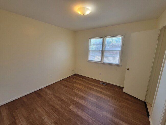 Building Photo - 3 bed in Bethany ready for new tenant!