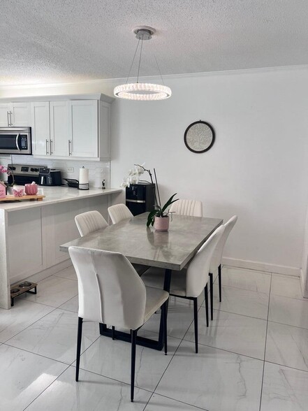 Building Photo - 1700 Embassy Dr