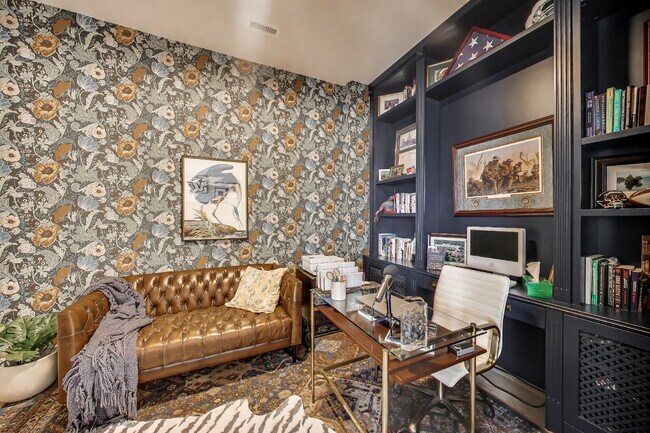 Building Photo - Luxury Living Awaits!