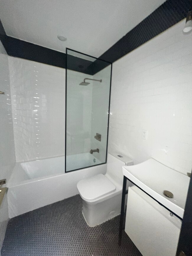 41 Van Wagenen 1R - 46 Van Wagenen Ave