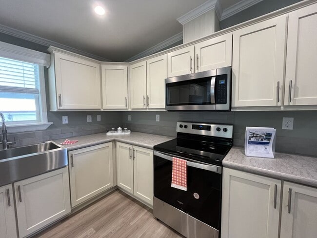 Building Photo - 146 Lakeview Dr