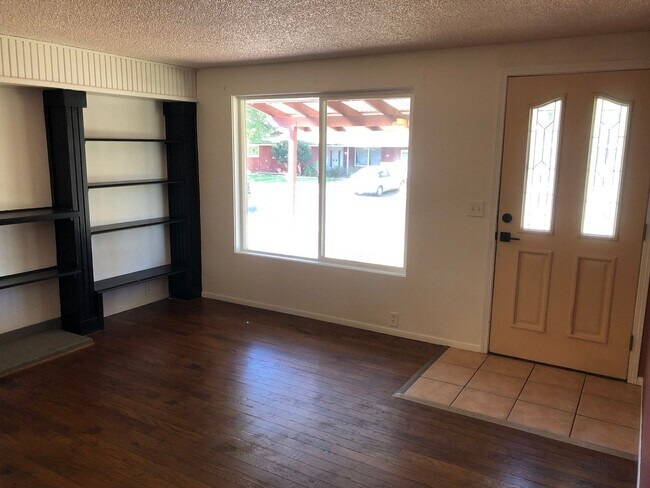 Building Photo - 3 bedroom 1 bath house in Eugene!
