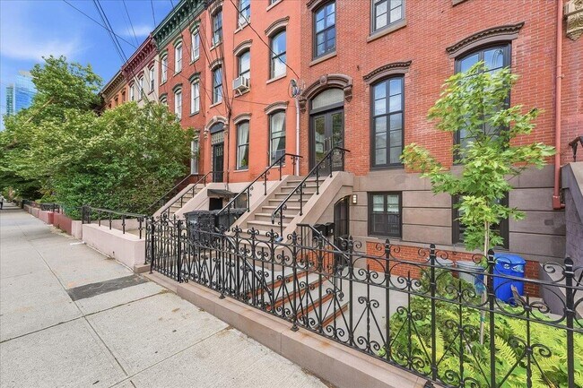 Building Photo - 155 Grand St