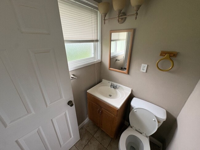 Building Photo - 3 Bedroom/1.5 Bath Brick Ranch