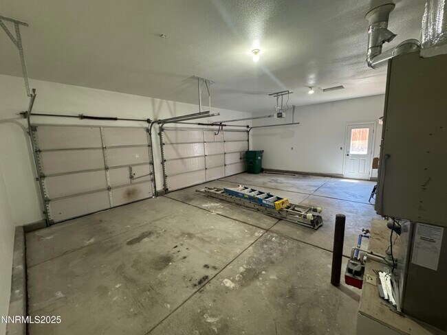 Building Photo - 1665 Southview Dr