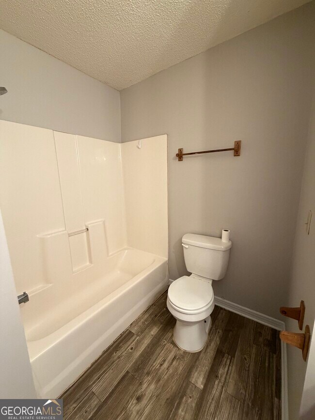 Building Photo - 302 Admiral's Walk Dr