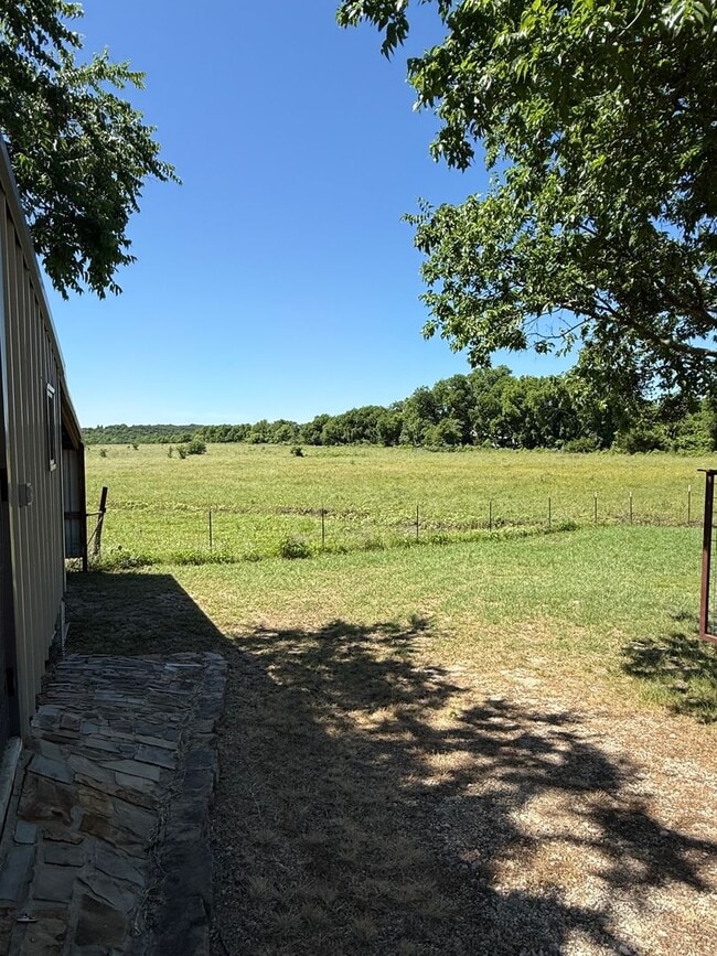 Building Photo - 2 bedroom home fully fenced on nearly an a...