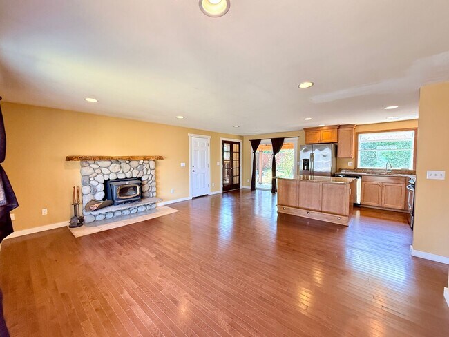 Building Photo - 6222 Bluff Pl
