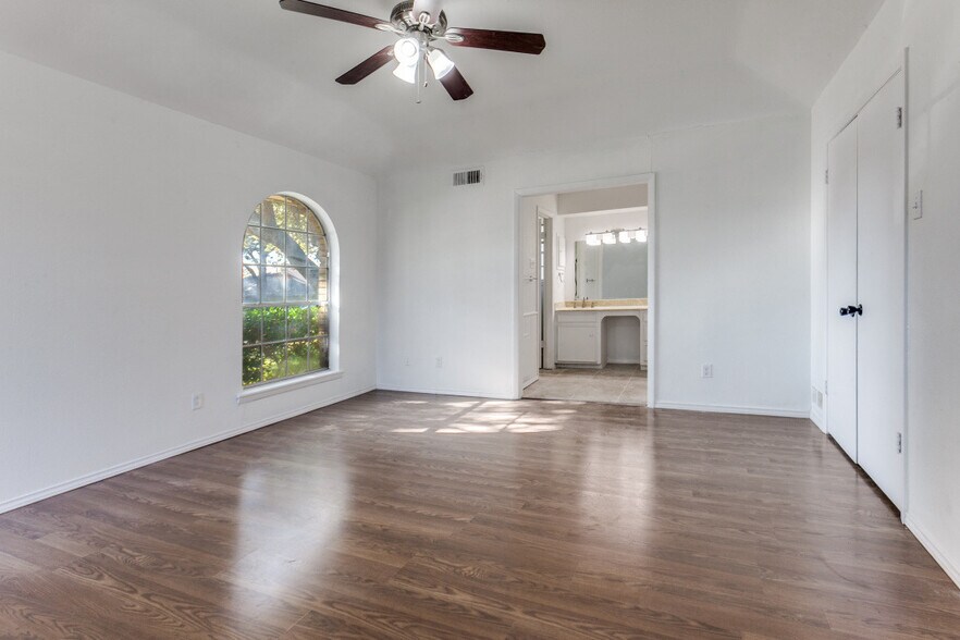 Building Photo - 7621 Dentcrest Dr