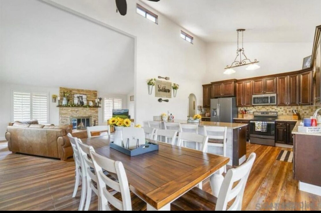 Dining - 15408 Vista Vicente Dr