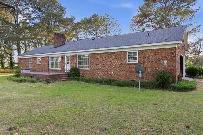 Building Photo - 3 bed 2.5 Bath Just Outside Buies Creek