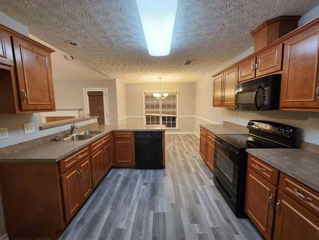 Building Photo - 3 Bedrooms 2 Baths 2 Car Garage - North Co...