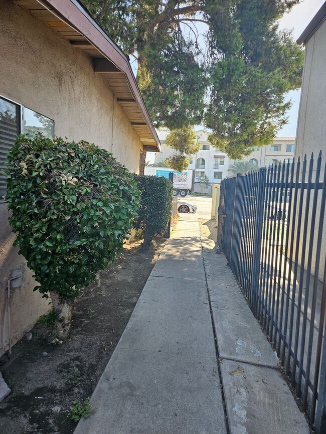 Building Photo - 821 N Vineyard Ave