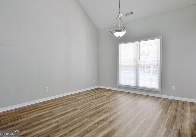 Building Photo - 77 Pine Crescent