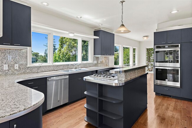 Building Photo - Large, Beautiful Upper Piedmont Home
