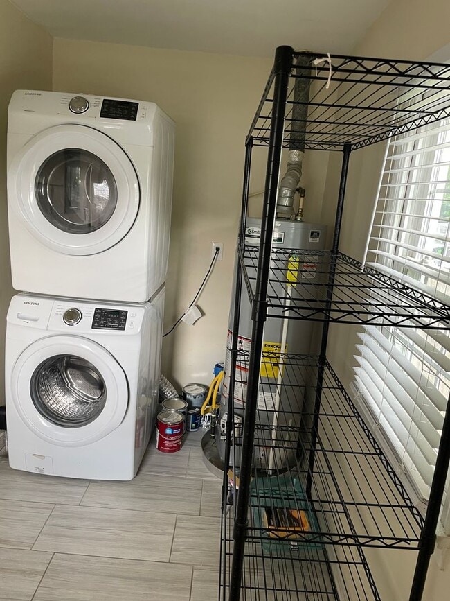 Building Photo - NOW AVAILABLE -  3 Bedroom, 1 Bath Home Ne...