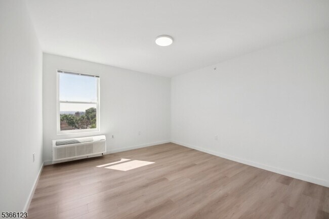 Building Photo - 369 18th Ave