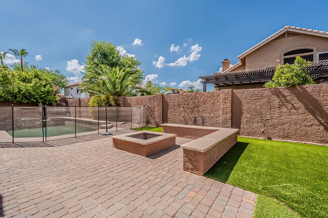 Building Photo - Welcome to your private Oasis!!