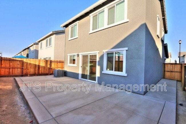 Building Photo - 2104 Shady Tree Cir