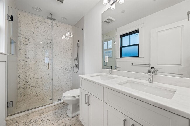 Building Photo - 229 E Eagle St