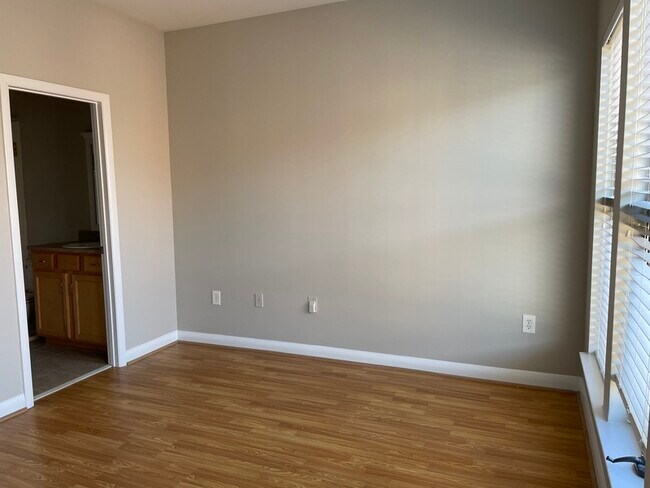 Building Photo - 566 New Bern Station Ct