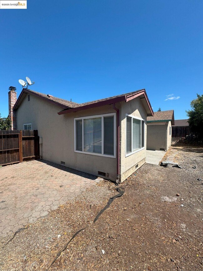 Building Photo - 3323 Blythe Dr
