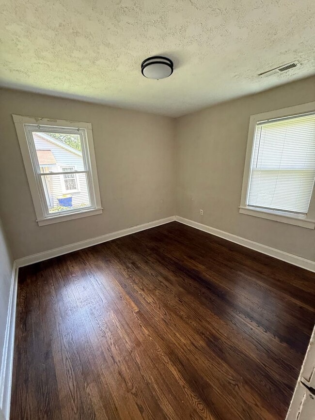 Building Photo - 2 Bed/1 Bath House