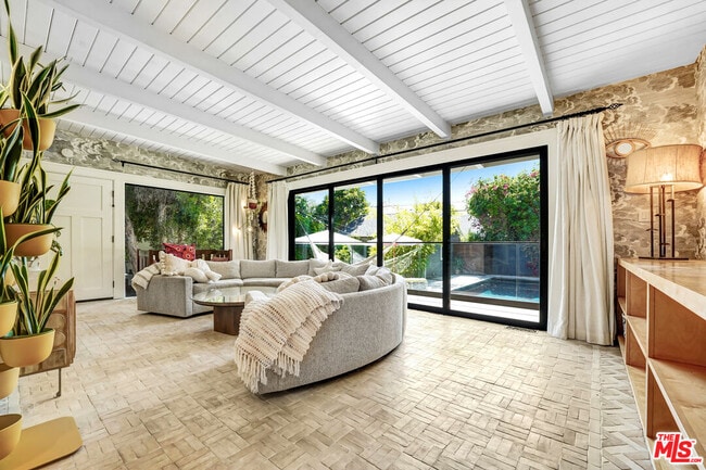 Building Photo - 2049 N Berendo St