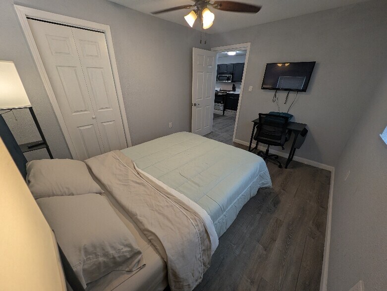 Building Photo - 511 Goliad St