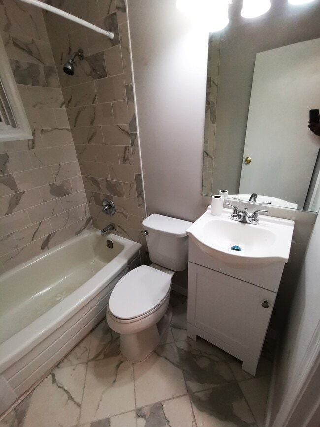 Main Bathroom - 3299 Charles City Rd