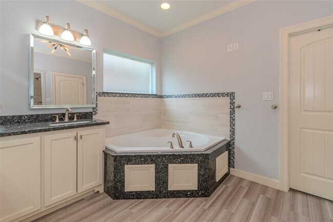 Building Photo - 8195 Quail Hollow Dr