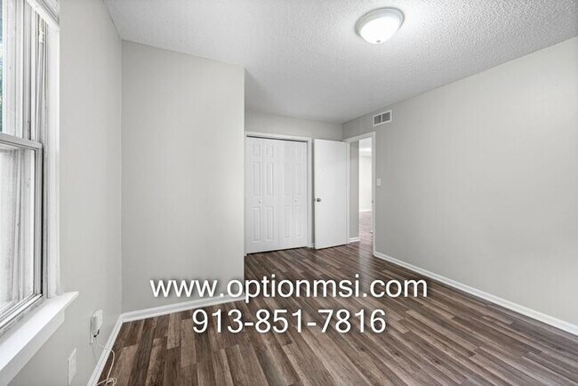 Building Photo - Very Spacious and ready for immediate move-in!!