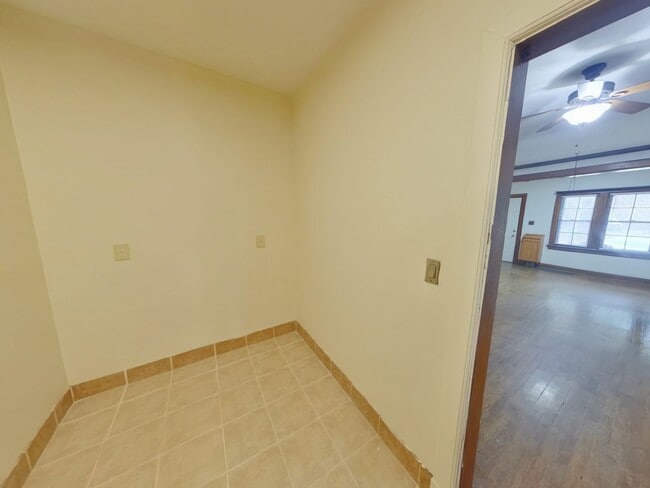 Building Photo - 411 S Poplar St