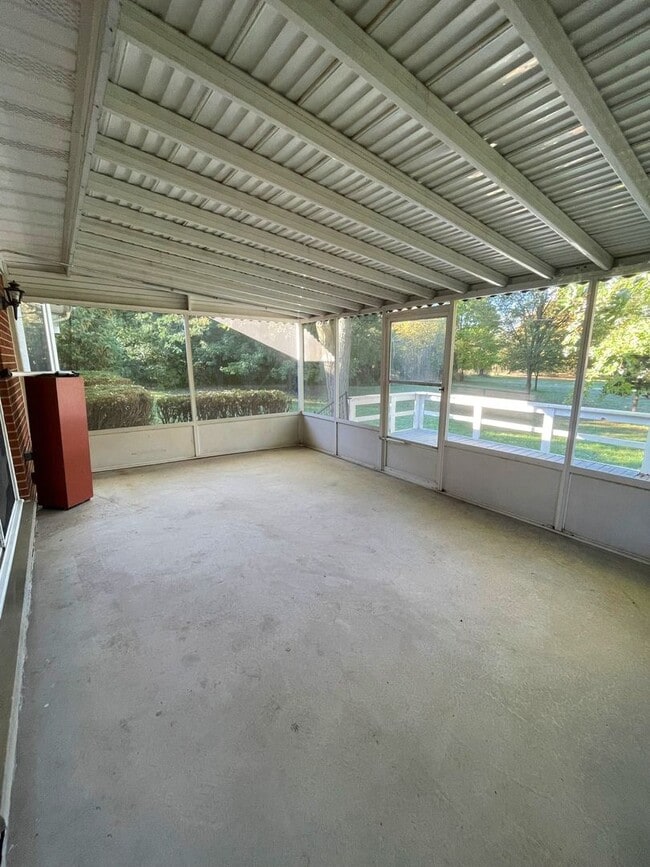 Building Photo - Beautiful Three Bedroom Home