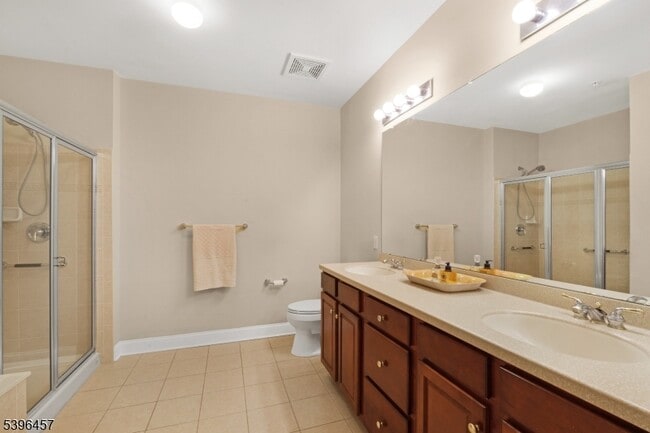 Building Photo - 265 Victoria Dr