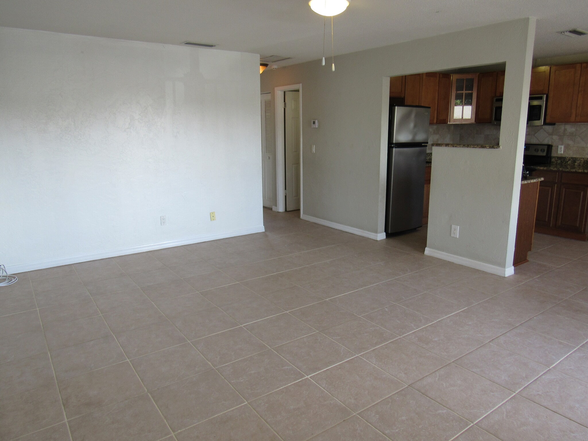 Living room - 411 N Halifax Ave
