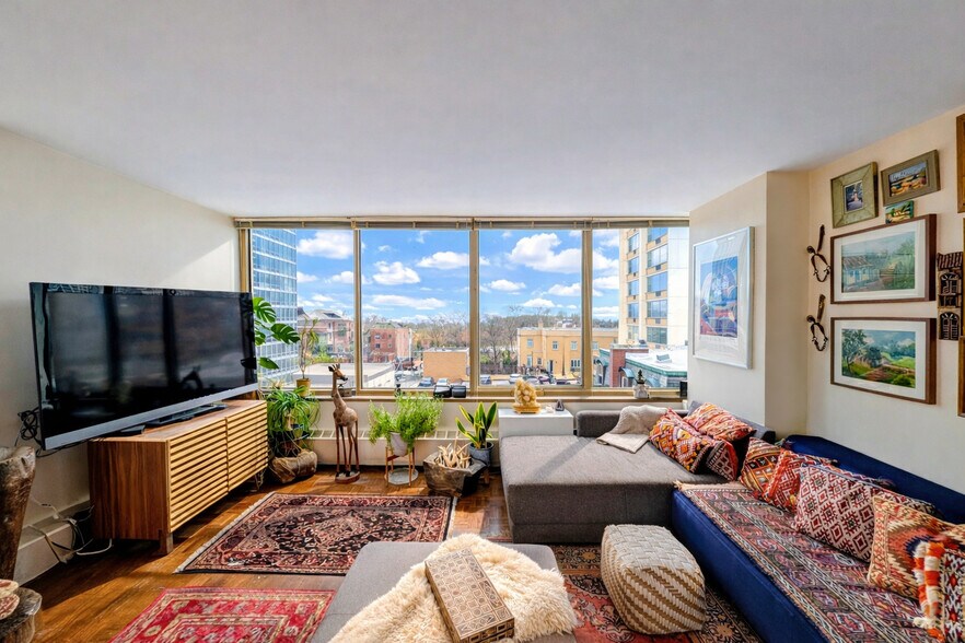 Building Photo - 360 W Wellington Ave