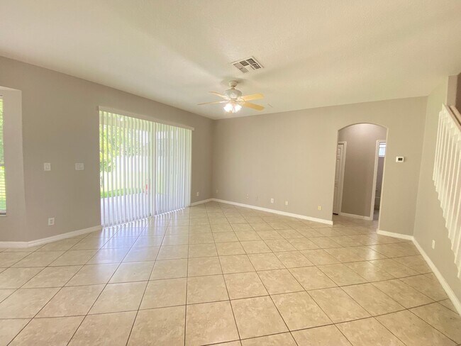 Building Photo - Spacious 4/3 Single Family Home!!