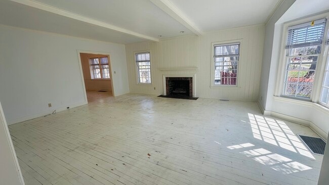 Building Photo - 124 W Crystal Lake Ave