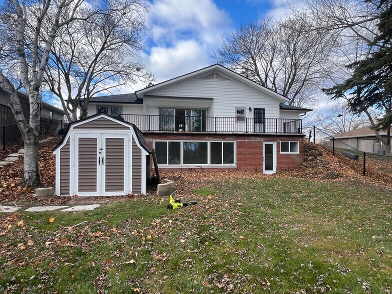 Building Photo - 906 N Allen Ave