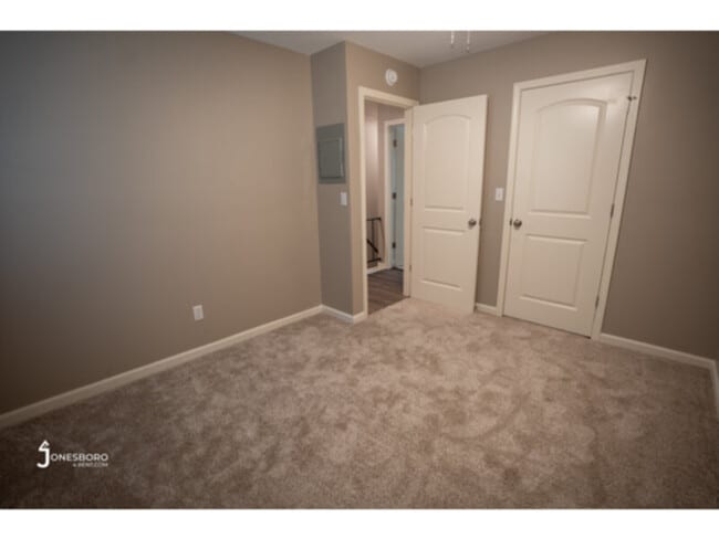 Building Photo - Forest Home Townhouses - NEWLY RENOVATED - Gas Included