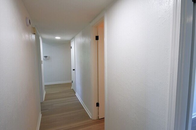 Building Photo - 2819 Broadview Dr NW