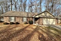 Building Photo - Come take a look at this 3-bedroom 2-bath home on the West side of Russellville.