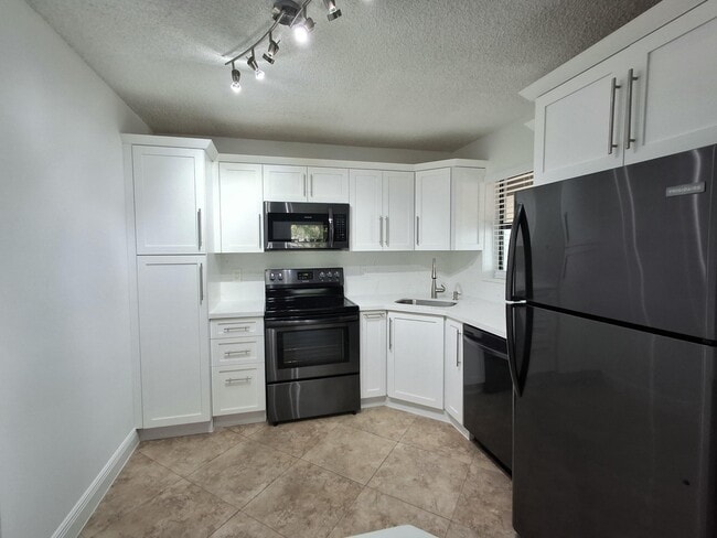 Building Photo - 4017 Carambola Cir N