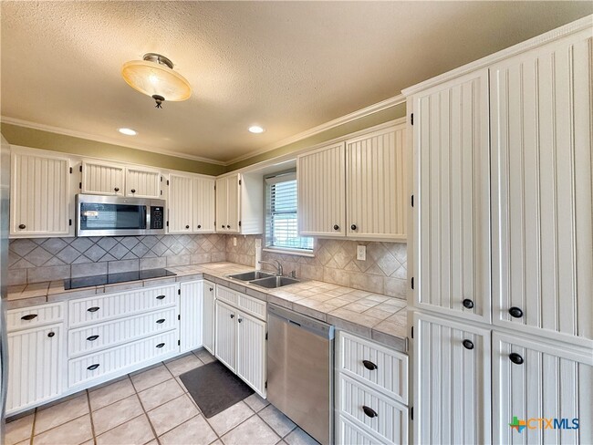 Building Photo - 275 Halm Dr